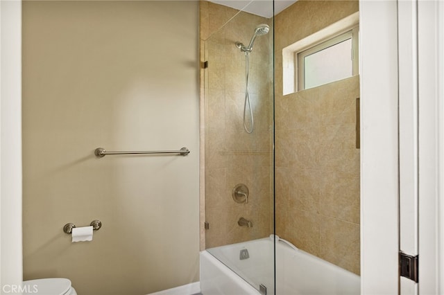 bathroom with tiled shower / bath and toilet