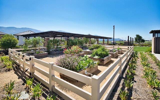 view of yard featuring a mountain view