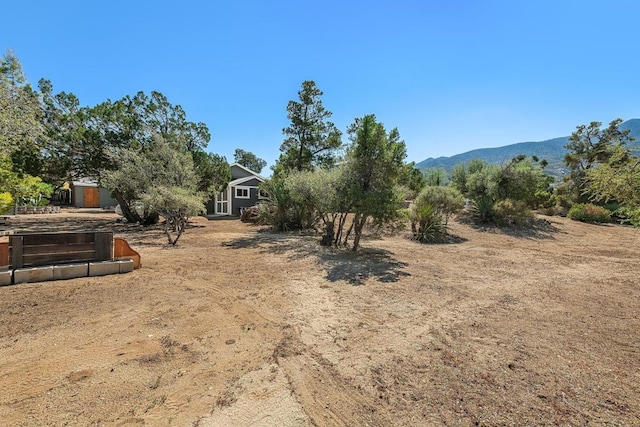 view of yard with a mountain view