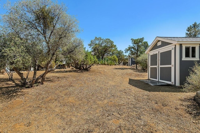 view of yard featuring a storage shed