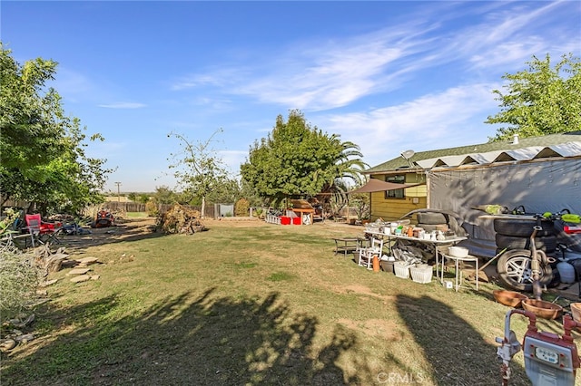 view of yard featuring a storage shed