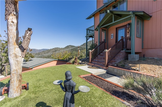 view of yard featuring a mountain view