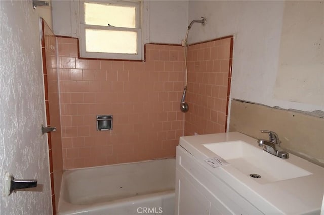 bathroom with sink and tiled shower / bath combo