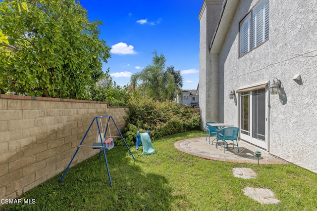 view of yard featuring a patio