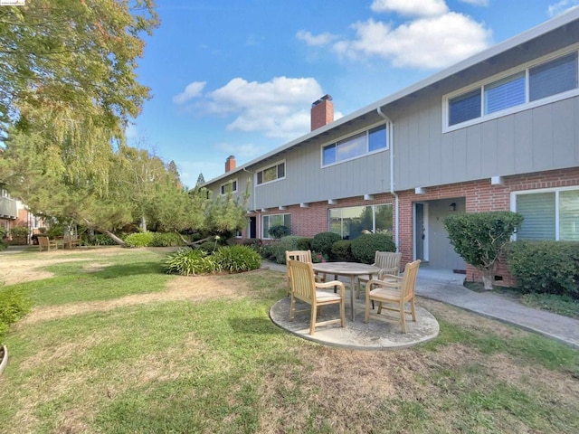 view of yard featuring a patio