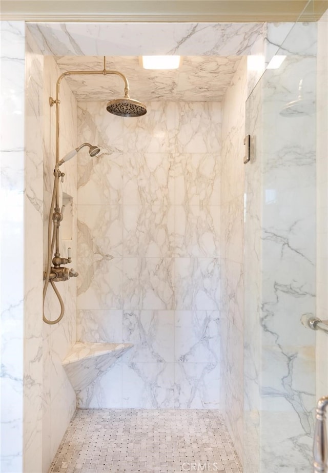 bathroom featuring a tile shower