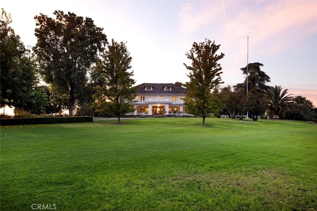 view of yard at dusk