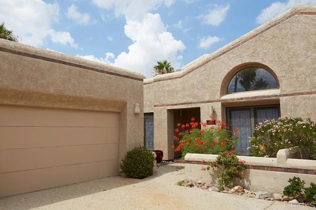 view of front facade with a garage