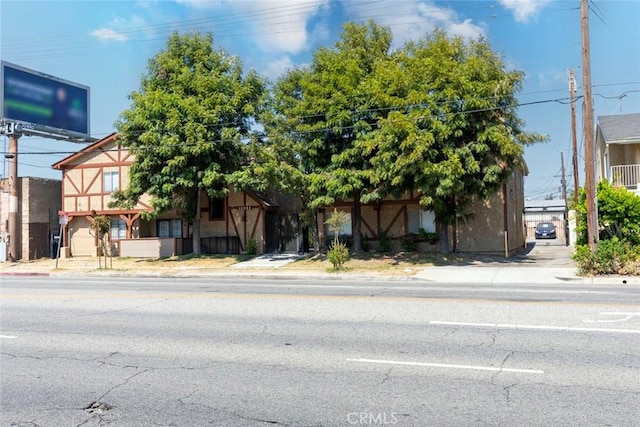 view of front facade featuring stucco siding