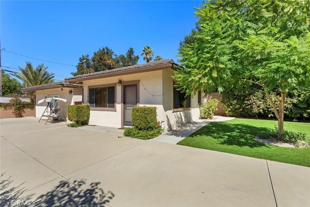 view of front of home featuring a patio and a front yard