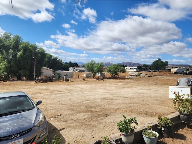 view of yard featuring a mountain view