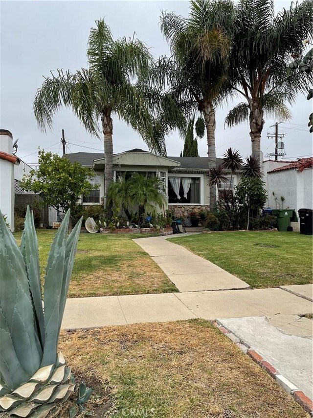 view of front of property featuring a front lawn