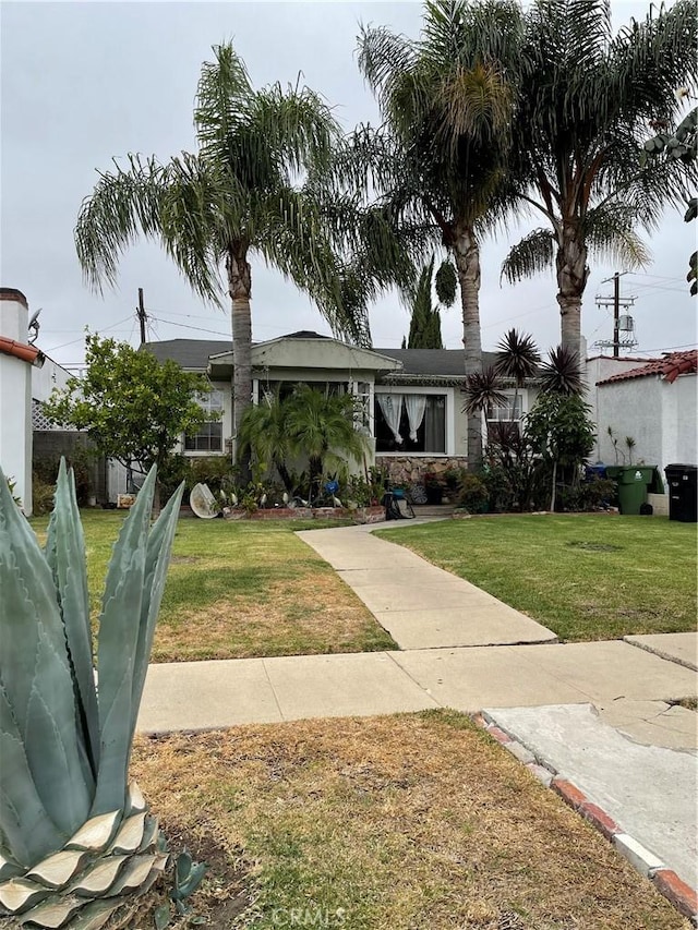 view of front of house with a front lawn