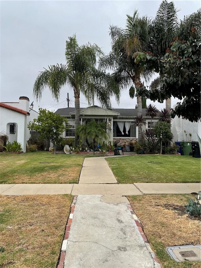 view of front of property featuring a front yard