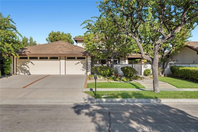 view of front of property with a front yard