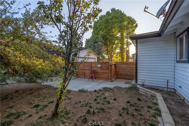 view of yard featuring a patio