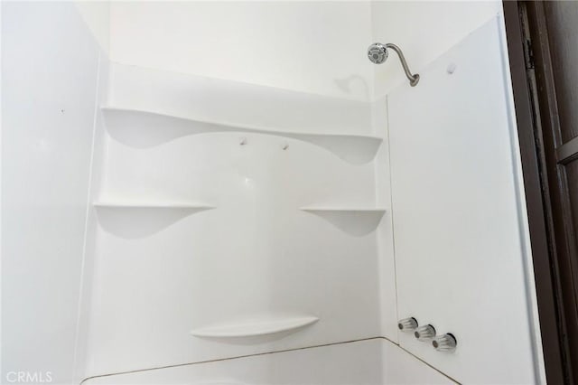 bathroom with washtub / shower combination