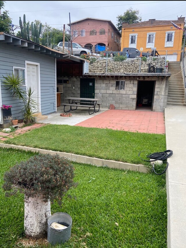 view of yard featuring a patio area