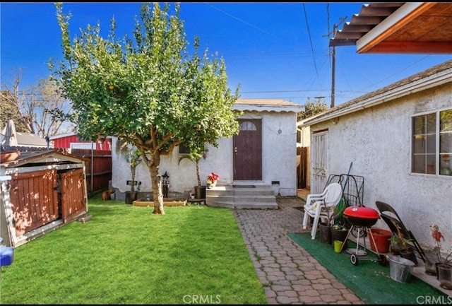 view of yard featuring a shed