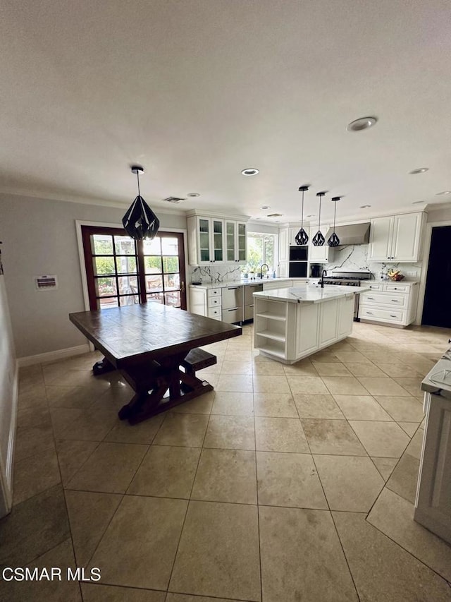 unfurnished dining area featuring sink, light tile patterned flooring, and ornamental molding