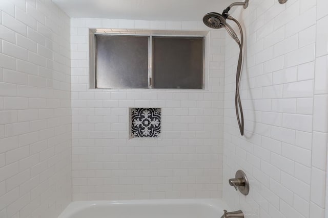 bathroom featuring tiled shower / bath combo