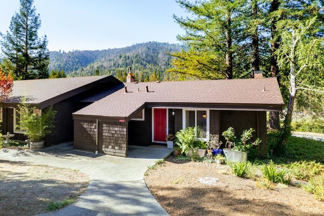 ranch-style home with a mountain view