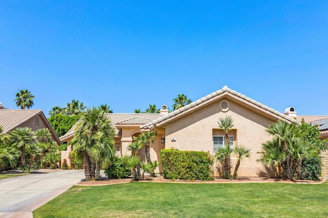 view of front of home featuring a front yard