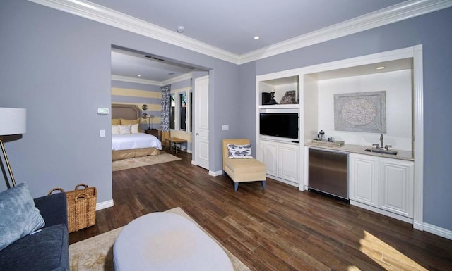 living room with crown molding, dark wood-type flooring, and sink