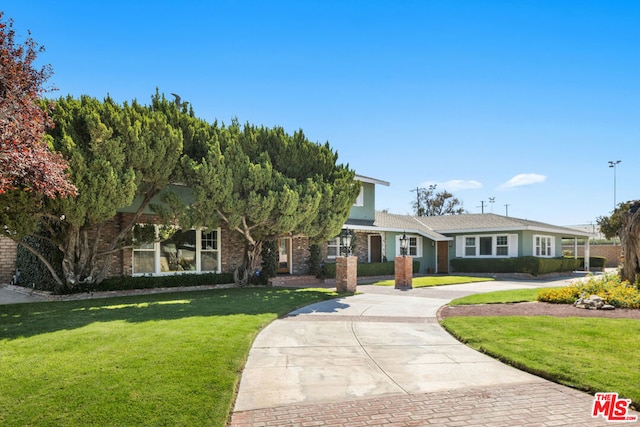 view of front of property with a front yard