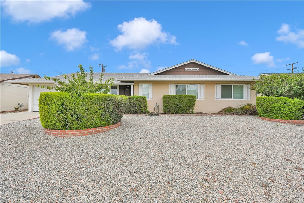 single story home featuring a garage