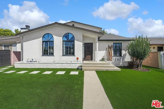 view of front of property featuring a front yard