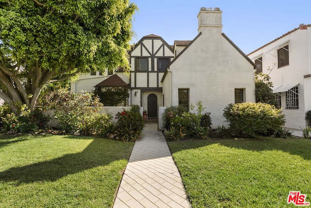 view of front of home featuring a front lawn