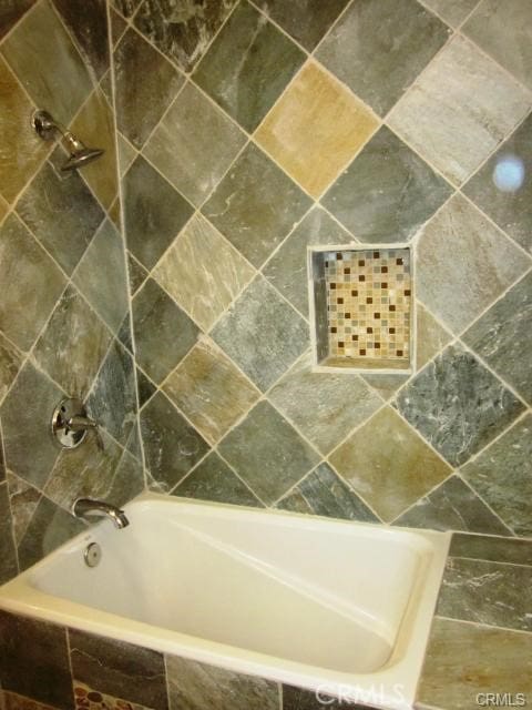 bathroom with tiled shower / bath combo