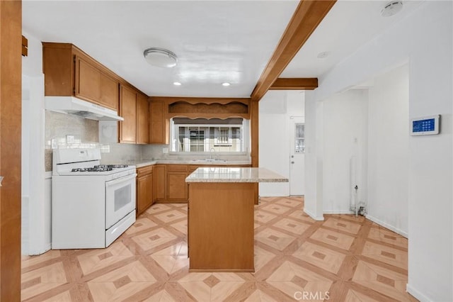 kitchen featuring tasteful backsplash, light parquet floors, white gas range, and sink