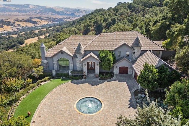 view of front facade featuring a mountain view and a front lawn