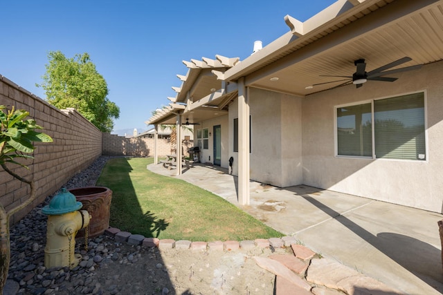 view of yard with ceiling fan, a pergola, and a patio area