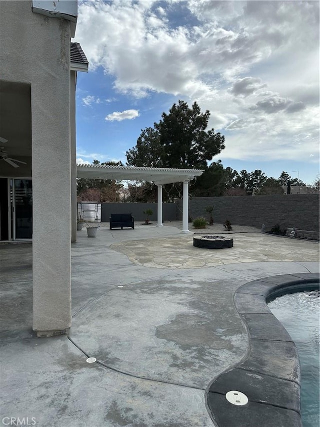 exterior space with a ceiling fan, an outdoor fire pit, and a fenced backyard