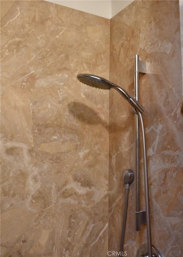 details featuring tiled shower