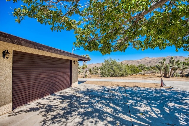 view of yard with a mountain view