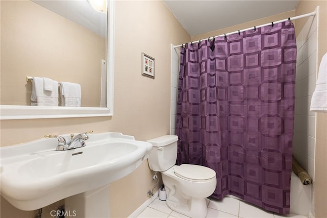 bathroom featuring curtained shower, sink, toilet, and tile patterned floors