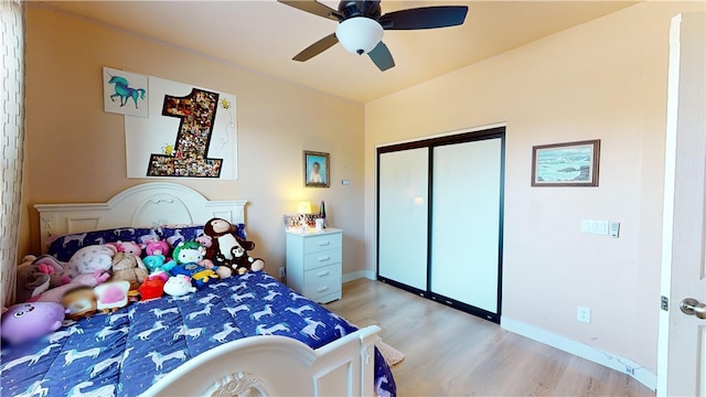 bedroom featuring a closet, light hardwood / wood-style flooring, and ceiling fan