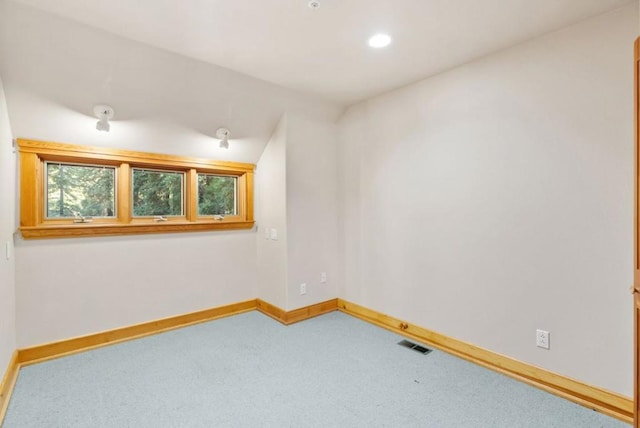 unfurnished room featuring carpet