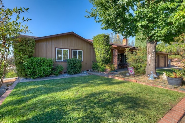 ranch-style house featuring a front lawn