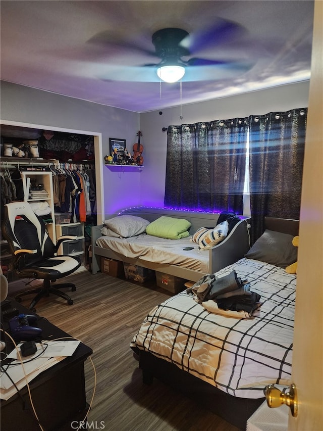 bedroom featuring ceiling fan and a closet