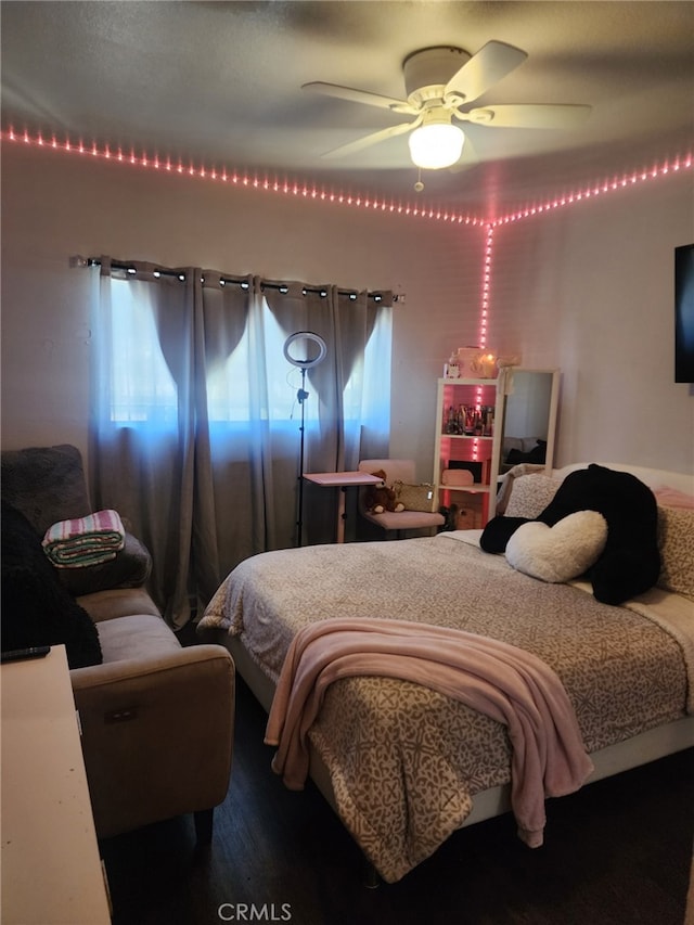 bedroom with ceiling fan