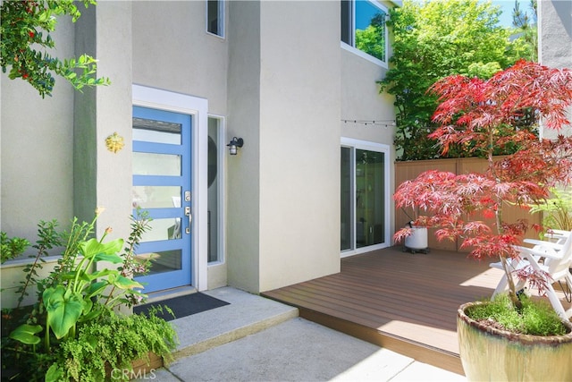 entrance to property featuring a wooden deck