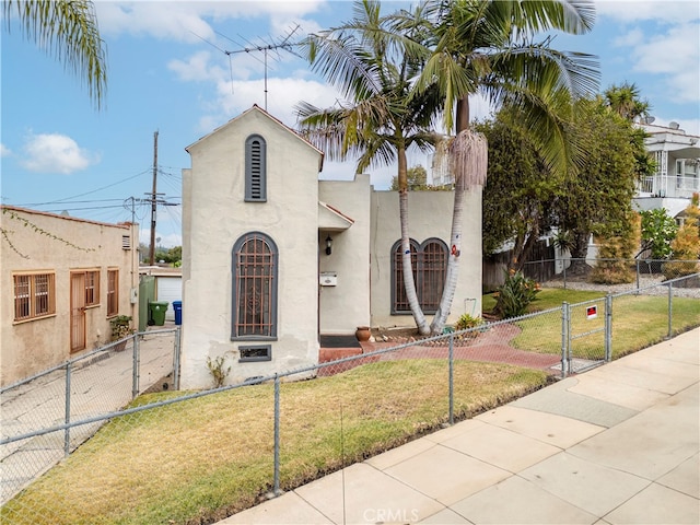 view of front of home featuring a front lawn