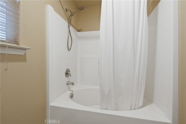 bathroom featuring shower / tub combo