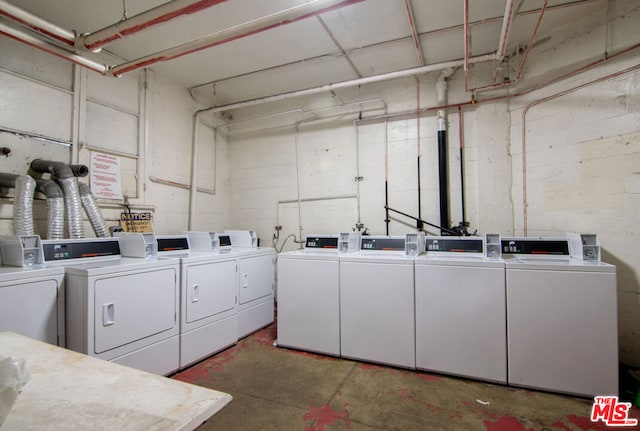 laundry room with washing machine and dryer