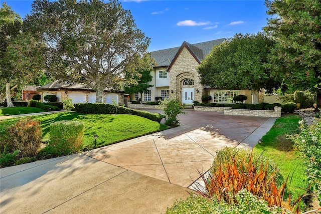 view of front facade with a front lawn